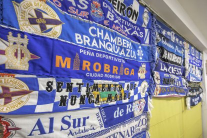 Bufandas de peñas del Deportivo de la Coruña procedentes de toda España.