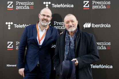 El director de Zenda, Leandro Pérez, junto a Arturo Pérez-Reverte, editor de esta revista digital.