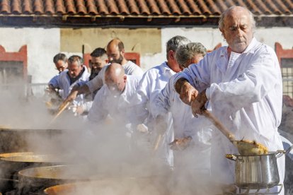 Multitudinario reparto de titos en Gamonal.