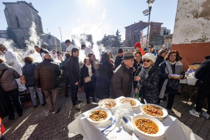 Multitudinario reparto de titos en Gamonal.