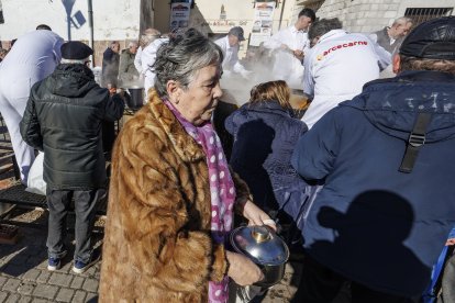 Multitudinario reparto de titos en Gamonal.