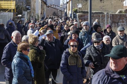 Multitudinario reparto de titos en Gamonal.