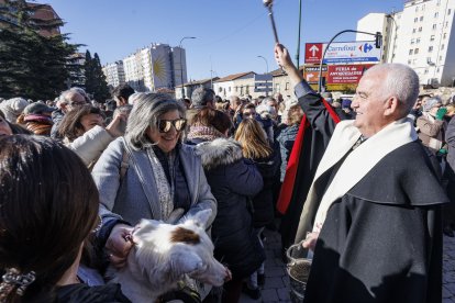 Multitudinario reparto de titos en Gamonal.