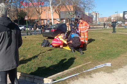 Los sanitarios asisten a una mujer que viajaba en uno de los vehículos.