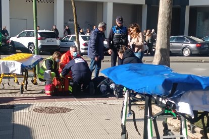 La víctima del atropello, recibiendo asistencia médica.