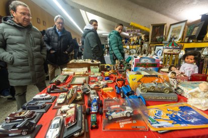 Juguetes de antaño, en perfecto estado, que gustan a pequeños y mayores.