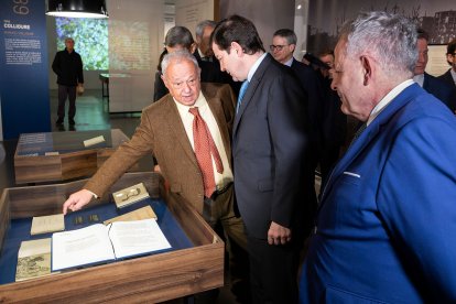 De i. a d.: Gonzalo Santonja, Alfonso Fernández Mañueco y René Jesús Payo, en la exposición.