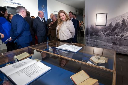 La alcaldesa de Burgos, Cristina Ayala, observó con detalle la exposición.