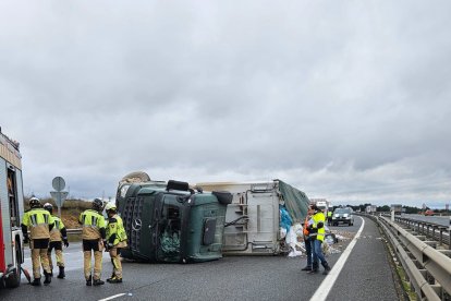 Vuelco de un camión con basura en la A-1 en Cortes.