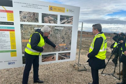 Imagen de la visita del secretario de Estado de Transportes a las obras de la A-11 entre Aranda y Langa