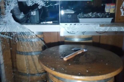 El ladrón rompió uno de los ventalanes de Tío Juanillo