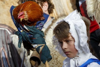 Junto al Carnaval, Mecerreyes ha recuperado la corrida del gallo. SANTI OTERO