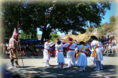 Momento del baile junto a la ermita de Nuestra Señora de las Nieves, en Las Machorras. DIPUTACIÓN DE BURGOS