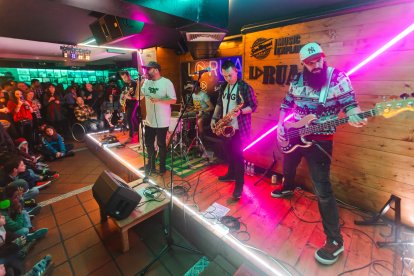 Eslabón, en directo, durante su último concierto solidario en La Rúa.