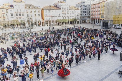 Vista general de los escolares bailando.