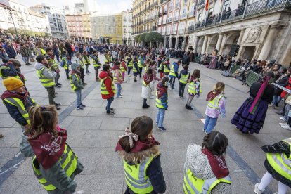 Decenas de niños participan en 'Una J para San Lesmes'.
