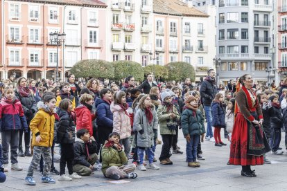 Decenas de niños participan en 'Una J para San Lesmes'.