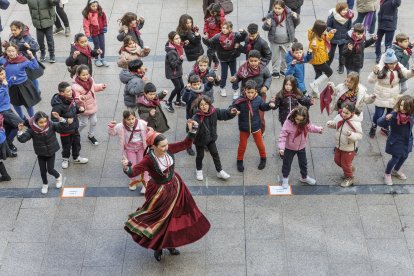 Decenas de niños participan en 'Una J para San Lesmes'.