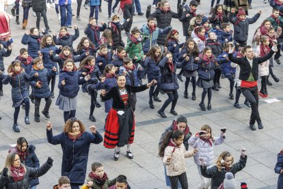 Decenas de niños participan en 'Una J para San Lesmes'.