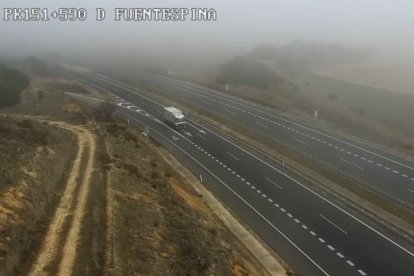 Niebla en la autovía A-1 a su paso por la localidad ribereña de Fuentespina.