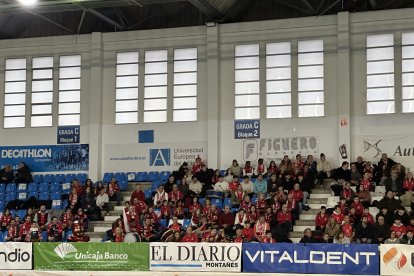 Aficionados burgaleses en el pabellón de La Albericia para presenciar el partido entre el Blendio Sinfín Santander y el UBU San Pablo Burgos.