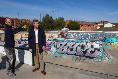 El concejal César Barriada ha visitado las obras de reparación que se están haciendo estos días.