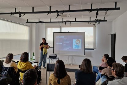 Raquel imparte un curso de primeros auxilios a un grupo de padres.