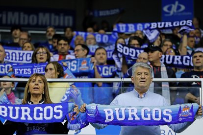 Aficionados durante el partido entre el Silbö San Pablo Burgos y el Morón.
