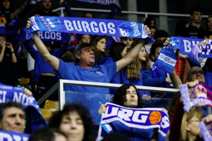 Aficionados durante el partido entre el Silbö San Pablo Burgos y el Morón.