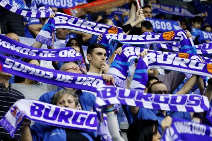Aficionados durante el partido entre el Silbö San Pablo Burgos y el Morón.