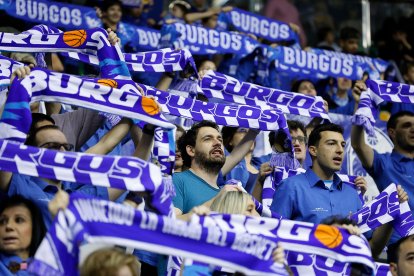 Aficionados durante el partido entre el Silbö San Pablo Burgos y el Morón.