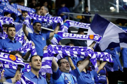 Aficionados durante el partido entre el Silbö San Pablo Burgos y el Morón.