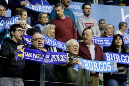 Aficionados durante el partido entre el Silbö San Pablo Burgos y el Morón.