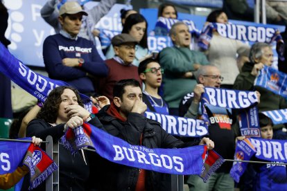 Aficionados durante el partido entre el Silbö San Pablo Burgos y el Morón.