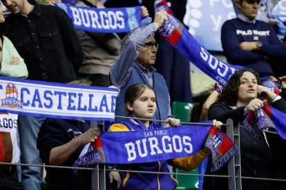Aficionados durante el partido entre el Silbö San Pablo Burgos y el Morón.