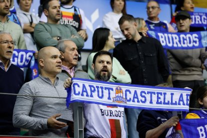 Aficionados durante el partido entre el Silbö San Pablo Burgos y el Morón.
