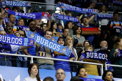 Aficionados durante el partido entre el Silbö San Pablo Burgos y el Morón.