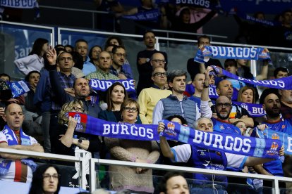 Aficionados durante el partido entre el Silbö San Pablo Burgos y el Morón.