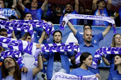 Aficionados durante el partido entre el Silbö San Pablo Burgos y el Morón.