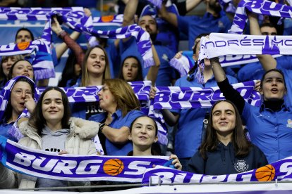Aficionados durante el partido entre el Silbö San Pablo Burgos y el Morón.