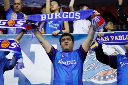 Aficionados durante el partido entre el Silbö San Pablo Burgos y el Morón.