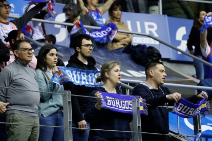 Aficionados durante el partido entre el Silbö San Pablo Burgos y el Morón.