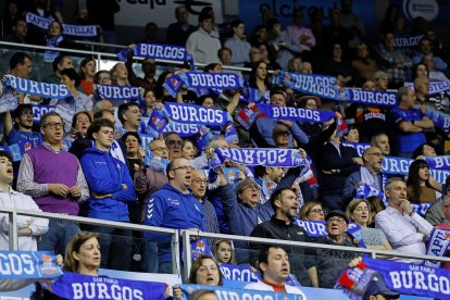 Aficionados durante el partido entre el Silbö San Pablo Burgos y el Morón.