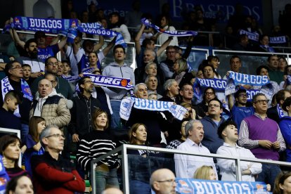Aficionados durante el partido entre el Silbö San Pablo Burgos y el Morón.