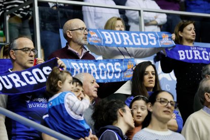 Aficionados durante el partido entre el Silbö San Pablo Burgos y el Morón.