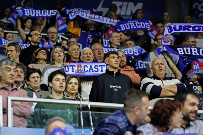 Aficionados durante el partido entre el Silbö San Pablo Burgos y el Morón.
