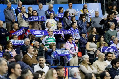 Aficionados durante el partido entre el Silbö San Pablo Burgos y el Morón.