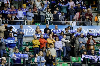 Aficionados durante el partido entre el Silbö San Pablo Burgos y el Morón.