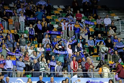 Aficionados durante el partido entre el Silbö San Pablo Burgos y el Morón.