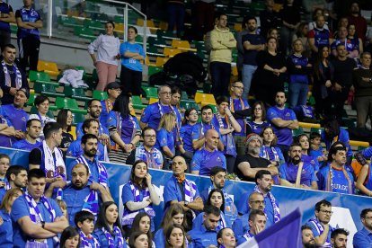 Aficionados durante el partido entre el Silbö San Pablo Burgos y el Morón.